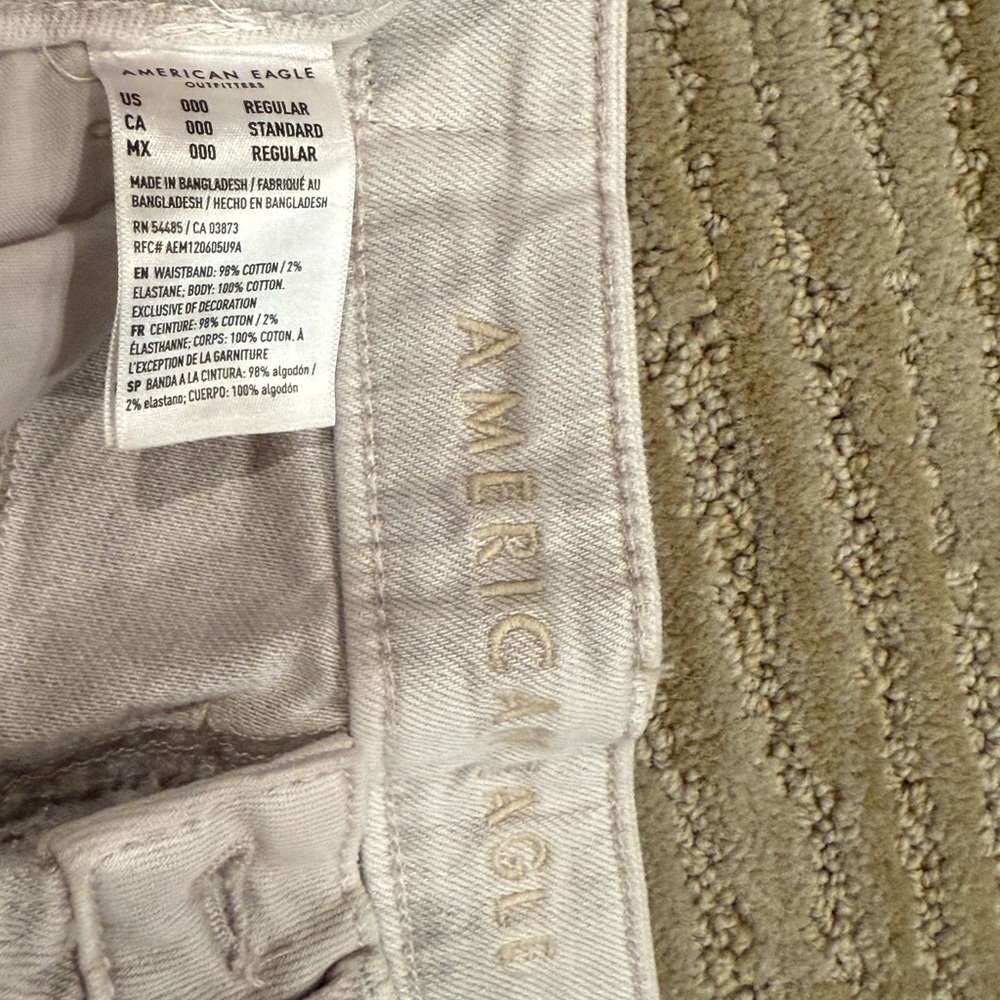 Taupe American eagle jeans. 000